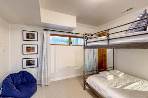 sypialnia z 2 łóżkami piętrowymi i oknem w obiekcie The Rocks w mieście Oakland