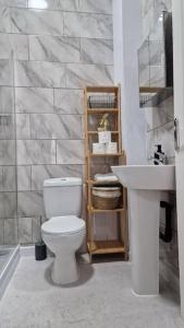a bathroom with a white toilet and a sink at Cosy 2 Bedroom Apartment in Birmingham +11 photos