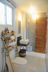 La salle de bains est pourvue de toilettes et d'un lavabo. dans l'établissement Teresa's Farm Grand Pool Villa, à Lian