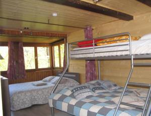 1 Schlafzimmer mit 2 Etagenbetten in einer Hütte in der Unterkunft Sublime maison 15 personnes in Saint-Gervais-les-Bains