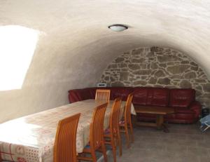 Zimmer mit einem Tisch, Stühlen und einem Sofa in der Unterkunft Sublime maison 15 personnes in Saint-Gervais-les-Bains