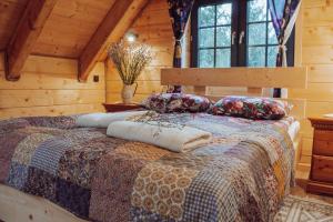 um quarto com uma cama num chalé de madeira em Mysia Nora em Smerek