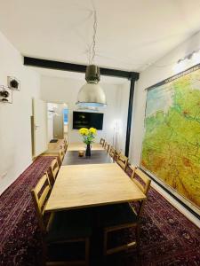 una habitación con una mesa larga con sillas y un mapa en Großzügiges Loft in zentraler Lage, en Brunswick