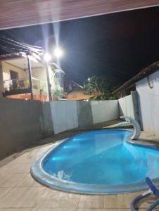 ein Schwimmbad in der Mitte eines Gebäudes in der Nacht in der Unterkunft Paraíso da Deise in Mata de Sao Joao
