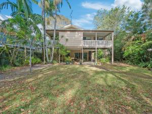 ein leerer Hof vor einem Haus in der Unterkunft Beachwood in Emerald Beach