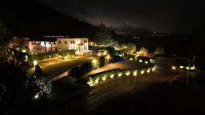 une ville éclairée la nuit avec des lumières dans l'établissement Sotto Il Cielo Hotel, à Pignola