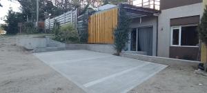 ein Betonklotz vor einem Haus in der Unterkunft Departamento con parque a metros del mar in Ostende