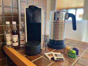 Comodidades para chá e café em THE ALPINE STUDIO proche du lac Frience, chiens admis, parking privé