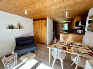 A cozinha ou kitchenette de THE ALPINE STUDIO proche du lac Frience, chiens admis, parking privé