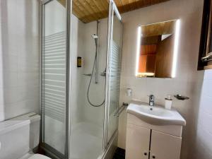 Uma casa de banho em THE ALPINE STUDIO proche du lac Frience, chiens admis, parking privé