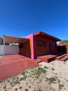 una pequeña casa con un gran patio frente a ella en Departamentos La Familia en Mina Clavero