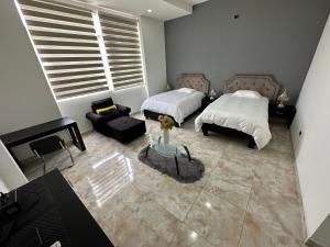 萊蒂西亞的住宿－Rio Hotel Centro，一间带两张床和一张沙发的客厅