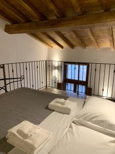 un grande letto con due asciugamani sopra di Casetta Ines, your stay in the city center a Viterbo