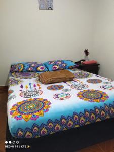 een bed met een kleurrijke deken erop bij CrisKa House in Salento