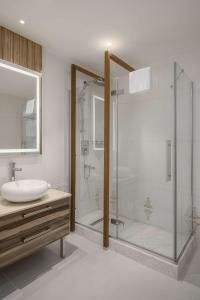 La salle de bains est pourvue d'une douche et d'un lavabo. dans l'établissement Radisson Hotel & Residences Erbil, à Erbil