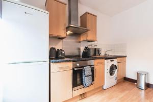 Kjøkken eller kjøkkenkrok på Noir - 2 Bedroom Flat - Sleeps 5 with Parking