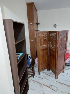 um quarto com duas prateleiras de madeira e uma secretária em Appartement au centre de Rabat à Hassan. em Rabat