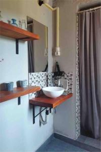 a bathroom with a sink and a mirror at Casa en Valizas a 250m del mar in Barra de Valizas