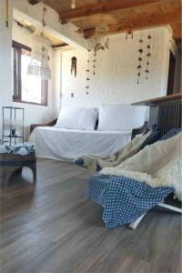 a bedroom with a bed and a wooden floor at Casa en Valizas a 250m del mar in Barra de Valizas