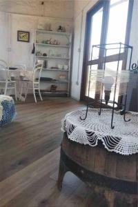 a living room with a table and a room with a tableablish at Casa en Valizas a 250m del mar in Barra de Valizas