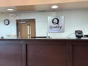 un mostrador de recepción en un hospital con un cartel en la pared en Quality Inn Perryville I-55, en Perryville