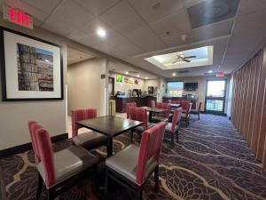 Un restaurante con mesas y sillas y un bar. en Quality Inn Perryville I-55, en Perryville