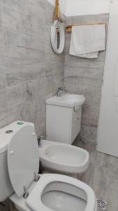 uma casa de banho com um WC branco e um lavatório. em Casa de Playa em Playas Doradas