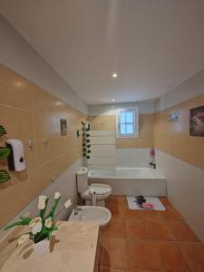een badkamer met een toilet en een bad bij Bed&Breakfast Las Salinas House Private Rooms in Ses Salines
