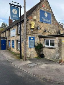 un edificio con un cartel en el costado en The Arrows Bungalow en Waddington