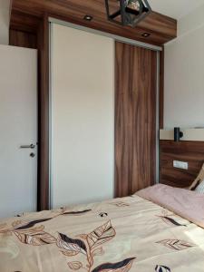 - une chambre avec un lit et une couverture dans l'établissement Sunny Paradise, à Vrnjačka Banja