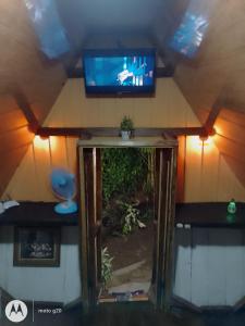 a room with a fish tank and a tv at Cabaña bosque río celeste in San Rafael