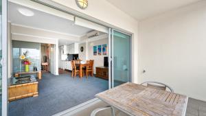 uma sala de estar com uma mesa e uma sala de jantar em Sea Side 205 em Mandurah