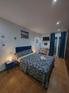 een slaapkamer met een groot bed en een tafel bij Bed&Breakfast Las Salinas House Private Rooms in Ses Salines