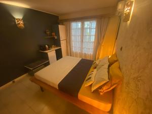 1 dormitorio con 1 cama en una habitación con ventana en Ti Kaz Lo Ker chambre d'hôte chez l'habitant, en Saint-Joseph