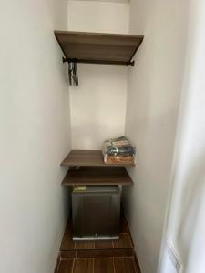 armario pequeño con estante y nevera pequeña en Cabaña Quindiana - Excelente Ubicación en Montenegro