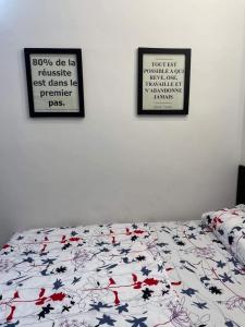 1 dormitorio con 1 cama y un cartel en la pared en Entrée personnelle 2 chambres, en Cotonou