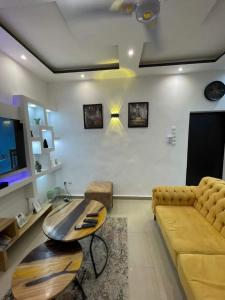 sala de estar con sofá y mesa en Entrée personnelle 2 chambres, en Cotonou