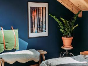 Un dormitorio con una pared azul con una maceta en Drei Berge Top 7, en Saalbach Hinterglemm