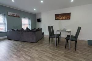 uma sala de estar com um sofá e uma mesa em Modern Apartment in Liverpool City Centre em Liverpool