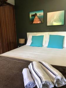 um quarto com uma cama com duas toalhas em Chalé Tiririca pé na areia em Itacaré