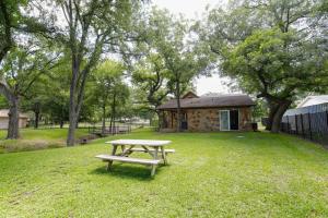 En have udenfor Lake LBJ 4BR Home w/ Boat Deck, Huge Yard