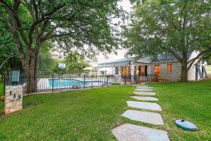 a yard with a house and a swimming pool at Luxury Golf Course Private Retreat with Heated Swimming Pool in Horseshoe Bay +129 photos