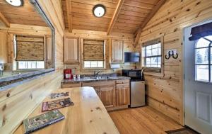 Kitchen o kitchenette sa Private Three Cabin Retreat
