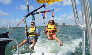 Een man en een meisje worden op een boot getrokken. bij Miami on a Budget - Under New Management All Female Rooms - All Men Rooms in Miami