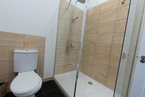 ein Badezimmer mit einer Dusche, einem WC und einer Badewanne in der Unterkunft Cosy studio in Liverpool City Centre in Liverpool