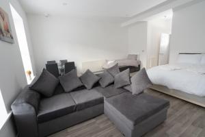 ein Wohnzimmer mit einem Sofa und einem Bett in der Unterkunft Cosy studio in Liverpool City Centre in Liverpool