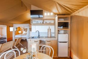 考斯的住宿－NRMA Phillip Island Beachfront Holiday Park，帐篷内的厨房和用餐室
