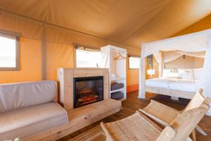 ein Wohnzimmer mit einem Kamin und einem Bett in der Unterkunft NRMA Phillip Island Beachfront Holiday Park in Cowes