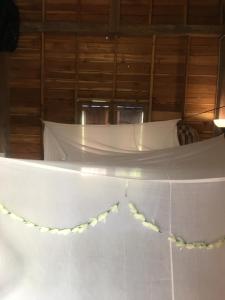 象島的住宿－Homebar，天花板的客房内的白色网