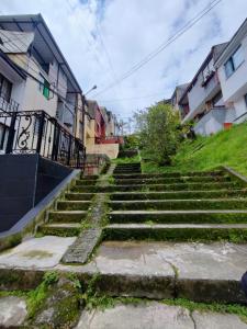 um conjunto de escadas em frente a alguns edifícios em Hostal Ninfa del Mar em Manizales